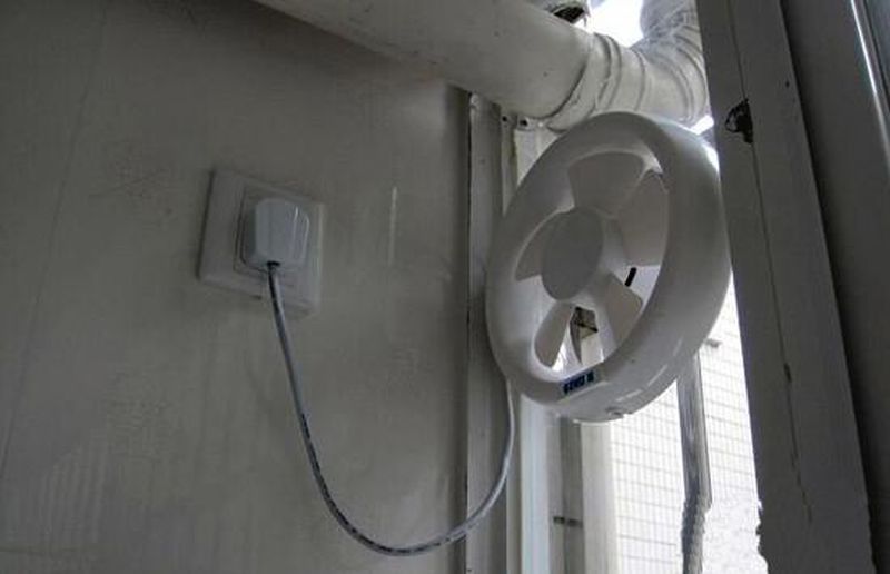 wentylator wyciągowy podpięty do gniazdka